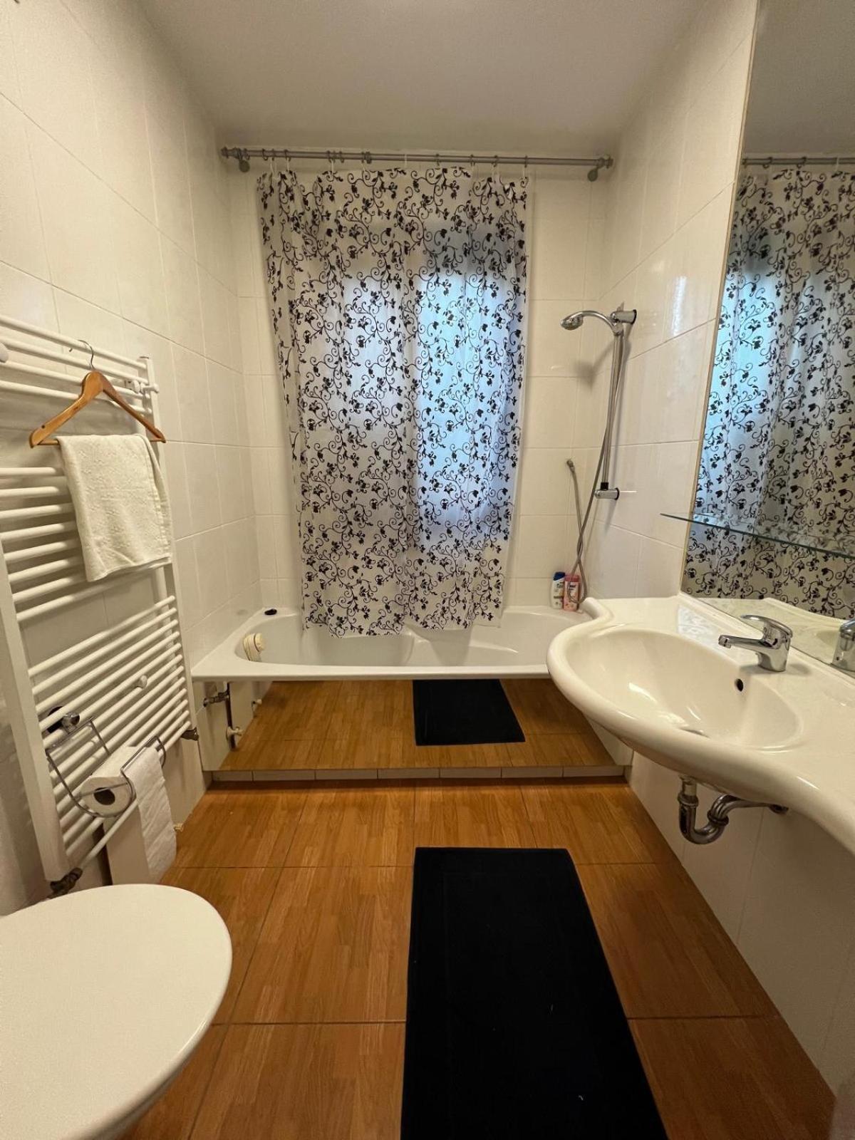 Central-vintage With Free Parking And 5min Walk To Metro * Wien